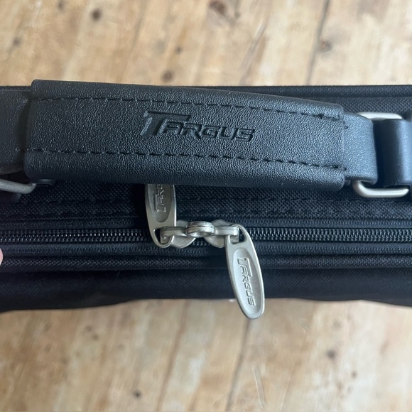 Targus Black Laptop Briefcase Bag with Shoulder Strap, Padded 15" Computer Case - Picture 11 of 15